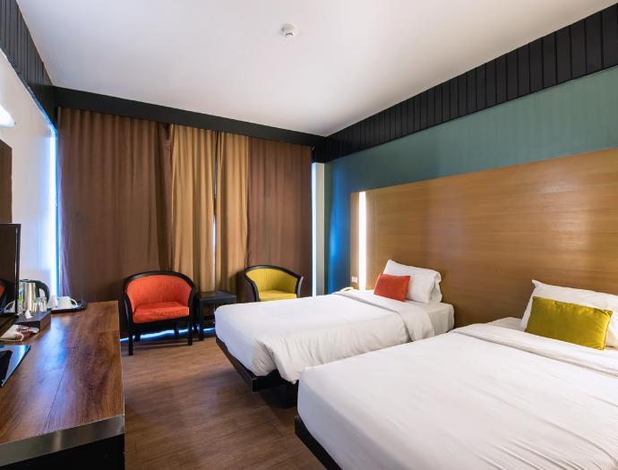 the box thailand double room accomodation